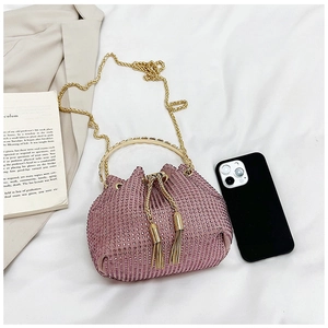 Détails du sac seau rose en strass avec pompon doré et poignée en anneau métal