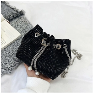 Détail du sac seau en strass noirs avec cordon de chaîne argentée et accents de perles