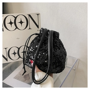 Détail du sac seau à paillettes noires avec cordon de serrage et bandoulière en cuir