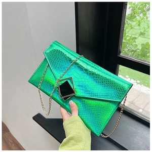 Dettaglio della pochette a busta verde lime con trama a serpente e fibbia geometrica