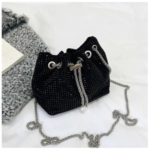 Détail du sac seau à strass noirs avec fermeture à cordon et pendentifs en perles