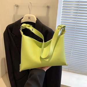 Borsa a secchiello verde lime in pelle martellata con tracolla larga per pendolari