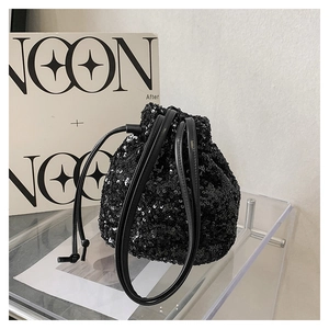 Détail du sac seau à paillettes noires avec cordon de serrage et fine bandoulière