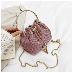Vue détaillée du sac seau rose en strass avec chaîne dorée et détails de glands