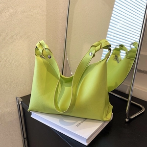 Secchiello verde neon in pelle martellata con tracolla intrecciata dal design unico