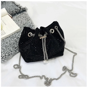 Détail du sac seau en strass noirs avec chaîne argentée et breloques de perles de cordon