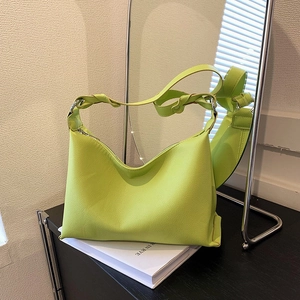 Borsa hobo verde brillante in pelle martellata con anello argento e nodo spalla