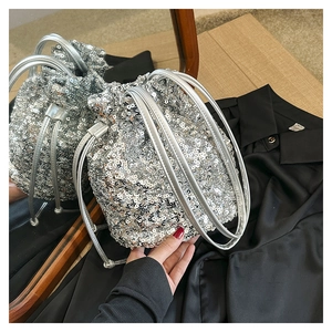 Détail du sac seau à paillettes argentées avec fermeture à cordon et éclat métallique