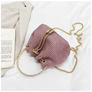 Détail du sac seau rose à strass avec poignée anneau doré et fermeture à cordon