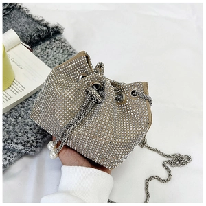 Détail du sac seau à strass avec cordon de serrage, chaîne métal et perles bijoux