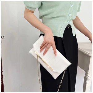 Weiße Briefumschlag-Clutch mit vertikaler Textur und eleganter goldener Metallkette