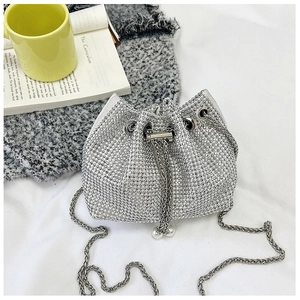 Détail du sac seau en strass argenté avec cordon de serrage et élégantes perles
