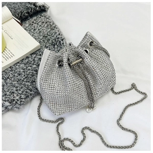 Détails du sac seau en strass argentés avec cordon de serrage et perles blanches
