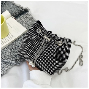 Détails du sac seau noir en strass avec cordon en perles et bandoulière chaîne argentée