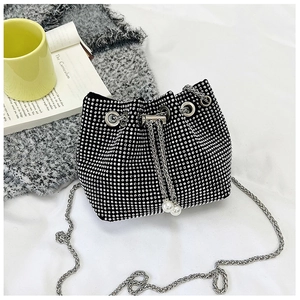 Détail du sac seau à strass avec cordon de serrage, perles et bandoulière chaîne