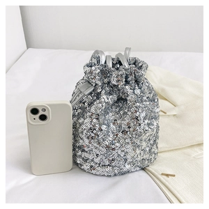 Vue détaillée du sac bourse à paillettes argentées avec cordon et poignée métallique