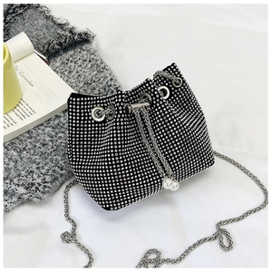 Détail du sac seau à strass scintillants avec cordon de serrage et glands en perles