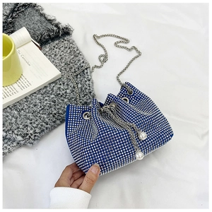 Détail du sac seau en strass bleus avec chaîne en métal argenté et perles de serrage