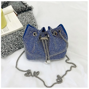 Sac seau bleu orné de strass avec cordon de serrage et élégantes perles blanches