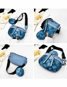 Detail van de blauwe denim gewatteerde borsttas met brede riem en ronde minitas