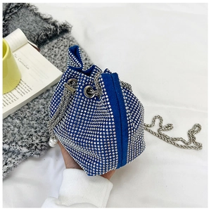 Détail du sac seau bleu en strass avec chaîne argentée et pendentif perle blanche
