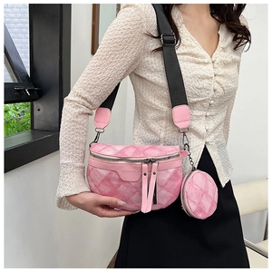 Detail van roze crossbodytas met marmerpatroon, kleine portemonnee en brede schouderriem