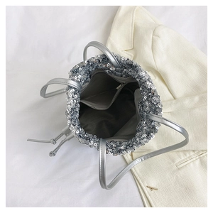 Sac seau à paillettes argentées avec doublure en tissu gris foncé et poche zippée interne