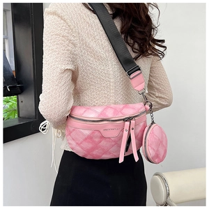 Detail van roze gewatteerde crossbodytas met kleine ronde portemonnee en schouderband
