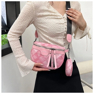 Roze crossbodytas met dambordreliëf, brede riem en rond detail van de munthouder