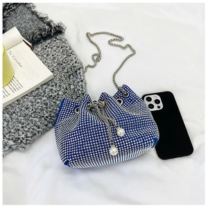 Sac seau bleu en strass avec élégantes perles de cordon et une bandoulière en chaîne argent