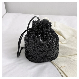Gros plan d'un sac seau à paillettes noires avec cordon de serrage et détails scintillants