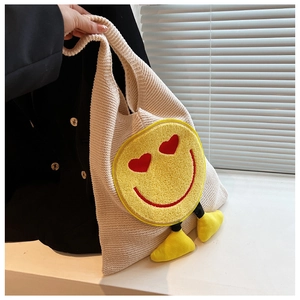 Λεπτομέρεια πλεκτής τσάντας με κίτρινο smiley, μάτια καρδιές και χαριτωμένα 3D πόδια