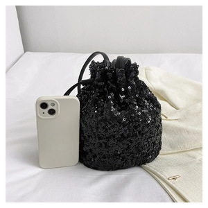 Détail d'un sac seau noir à paillettes avec cordon de serrage et téléphone pour l'échelle