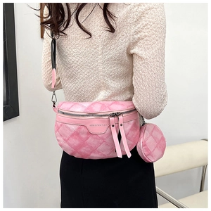 Detail van een roze gewatteerde crossbodytas met een afneembare ronde kleine muntzak