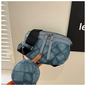 Detail van de denim blauwe geruite borsttas met bijpassend rond etui en JSPIN-logo