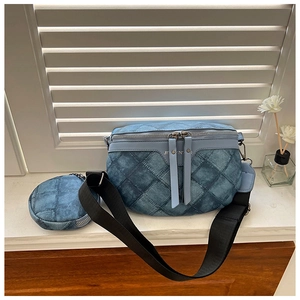 Detail van blauwe gewatteerde denim crossbodytas met kleine ronde portemonnee