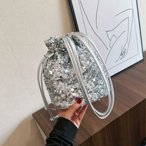 Sac seau à paillettes argentées avec cordon de serrage et bandoulière élégante