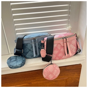 Detailweergave van gewatteerde crossbodytassen in denimblauw en roze met muntzakjes