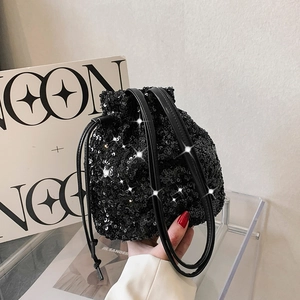 Sac seau chic à paillettes noires avec cordon de serrage et bandoulière en cuir