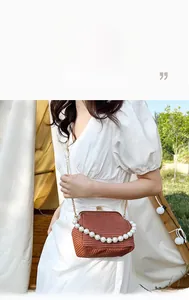 Sac coquille tressé marron avec détails de perles blanches et bandoulière chaîne