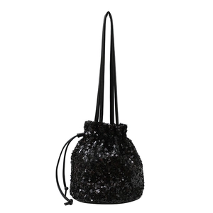 Sac seau à paillettes noires étincelantes avec cordon de serrage et fines bretelles