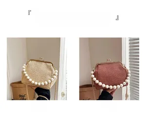 Détails des sacs tissés en forme de coquillage avec poignée perle et chaîne dorée