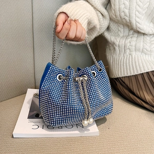 Sac Seau en Strass Élégant pour Femme Avec Cordon de Serrage en Künstliche Perle Bandoulière Chaîne en Métal Sac à Main de Soirée