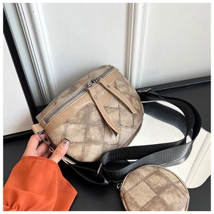 Detail van retro schaakbord crossbodytas met bijpassende ronde portemonnee aan de riem