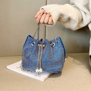 Sac seau bleu roi orné de strass argentés avec cordon de serrage et breloques perles