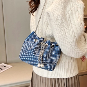 Sac seau bleu avec strass, bandoulière chaîne argentée et détails de perles