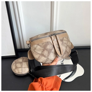 Detailweergave van de vintage crossbodytas met ruitpatroon en een afneembaar rond tasje