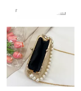 Détail du sac coquillage en paille avec poignée en perles et poches de rangement