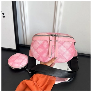Detailweergave van de roze geruite crossbodytas met bijpassende ronde munthouder