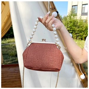 Vue détaillée d'un sac tissé rétro avec une poignée en perles et un fermoir doré métallique
